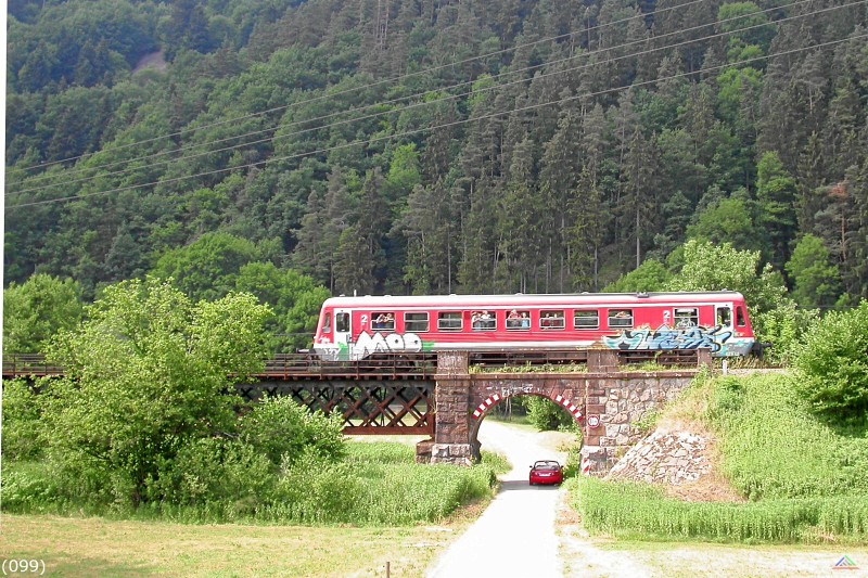 Bahn 099.jpg - Ein Triebzug BR 627 auf der Kinzigtalbahn im Jahr 2003. Die Baureihe ist seit 2006 bei der DB ausgemustert
